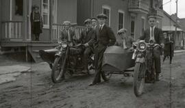 Motocyclette Indian et Harleyavec sidecar