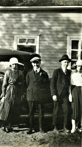 Adrien Vohl et Yvonne L'Écuyer avec un couple