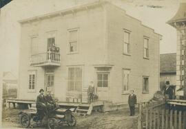 Les liqueurs Leduc - auto ancienne - des personnes et une famille au balcon