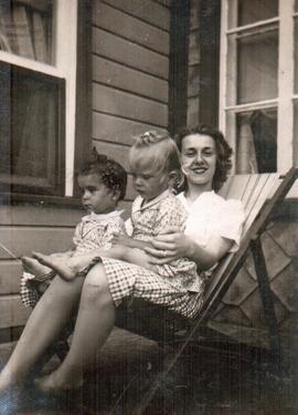 Rollande et les deux jumelles