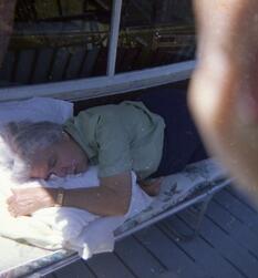 Une femme qui dort à l'extérieur