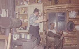 Hommes dans un chalet