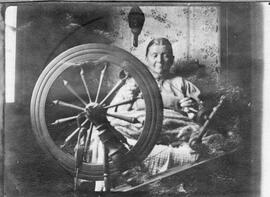 Femme fessant du tissage