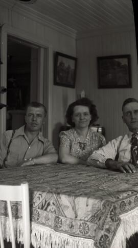 Trois personnes à une table