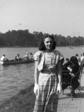 Photo d’une femme sur un quai, canots en fond