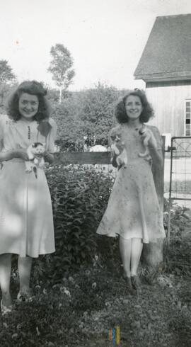 Deux femmes à l'extérieur