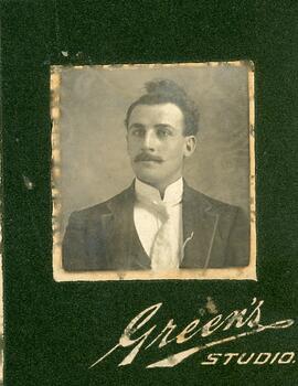 Homme posant en habit de soirée