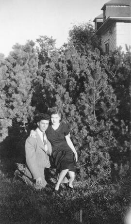 Couple dans leur cour devant un arbre