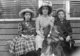 Une femme avec 2 jeunes femmes