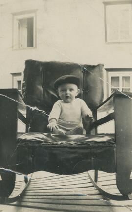 Bébé assis sur une chaise berçante