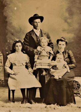 Lévesque et sa famille