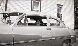 Femme inconnue dans une auto dans la cour d'Arthur Vachon