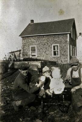 Adrien Vohl avec enfant