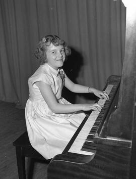 Fillette piano