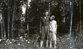Un couple dans une forêt