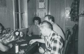 Personnes qui jouent aux cartes