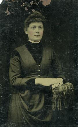 Photographie d’une jeune femme.  Photographie sur métal