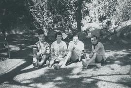 Personnes assises sur le sol dehors- Avril 1963