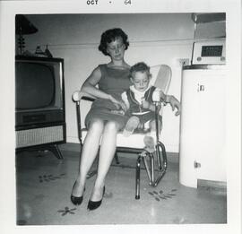 Fleurette Vohl avec son fils Yvon Ouellette chez ses parents