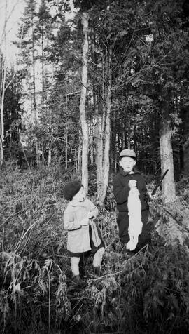 Deux enfants inconnus dans la forêt