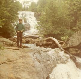 Un jeune près d'une chute