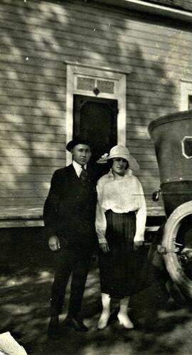 Adrien Vohl et Yvonne L'Écuyer à côté d'une voiture