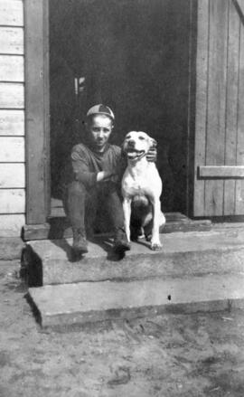 Un jeune homme et son chien