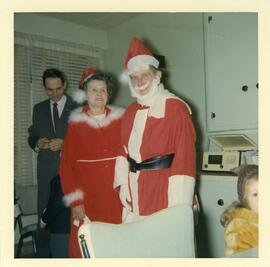 Adrien Vohl et Yvonne L’Écuyer en père et mère Noël