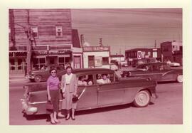Irma et Claudine Vohl (debout) et Corinne et Yvonne L’Écuyer (automobile)