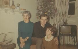 Adultes devant un sapin – Télévision