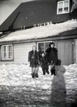 Trois enfants à l'extérieur