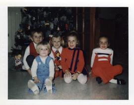 Petits-enfants à Noël chez Adrien Vohl et Yvonne L’Écuyer au pied du sapin