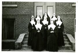 Groupe de religieuses devant un couvent (2)