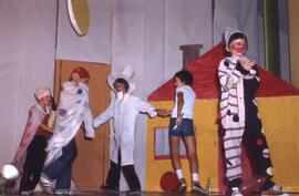 visages inconnus - peut-être Michel Lanouette en clown…
