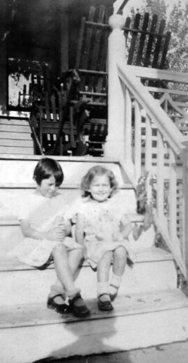 Deux fillettes dans les marches