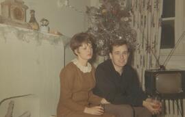 Adultes devant un sapin – Télévision