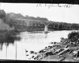 Pont sur la rivière Jacques-Cartier le 12 septembre 1908 entre la maison Allsoop et Donnacona