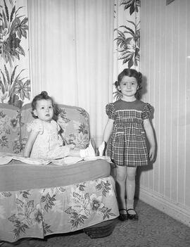 Fillette bébé salon