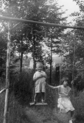 Deux enfants sur une balançoire