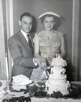 Anne-Marie Tessier et Raymond Gervais découpant leur gâteau de mariage
