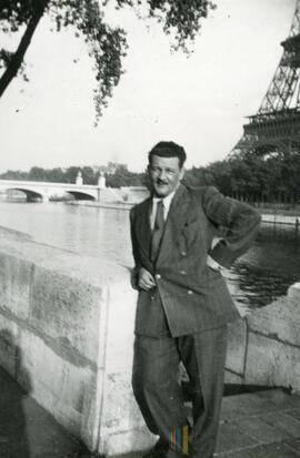Homme près de la Seine devant la tour Eiffel