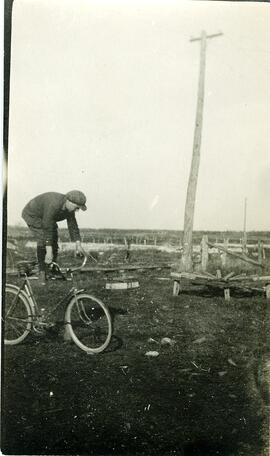 Émilien ou Adrien Vohl sur un vélo