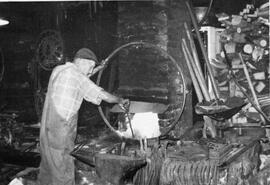 La forge de Jos Laroche au coin de la route à Paris et du Grand bois de l'Ail