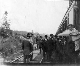 Plusieurs personnes sur une traque de chemin de fer