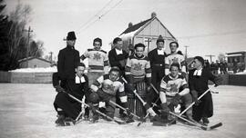 Équipe d'hockey de Saint-Raymond avec quatre frères des écoles chrétiennes sur la patinoire de Chute Panet