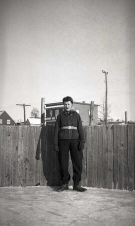 Vachon Rollande devant une bande de la patinoire de Chute Panet