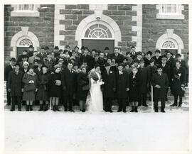 Groupe devant l’église au mariage de Paul-Henri Petitclerc et Denise Welsh