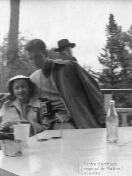 Homme et femme en terrasse