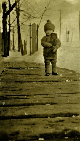 Enfant Vohl avec ourson