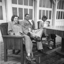 Trois personnes assises en terrasse